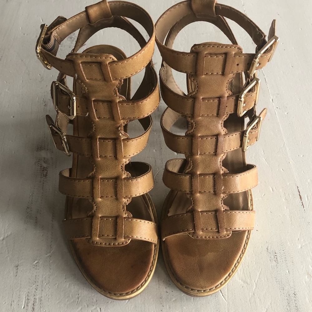 Women's size 7 strappy sandals with Chunky heel.